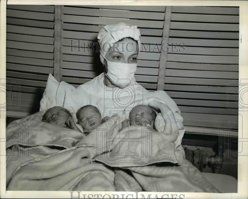 1945 Press Photo Mrs. Josephine Walker, of Louisville, Ky., gave birth to a - Historic Images