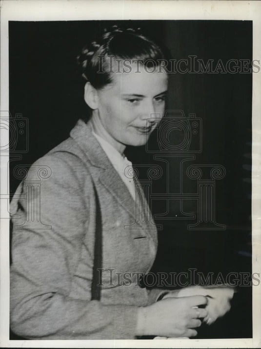 1945 Press Photo Mrs Grover C Hergdoll wife of famous World War I draft dodger - Historic Images