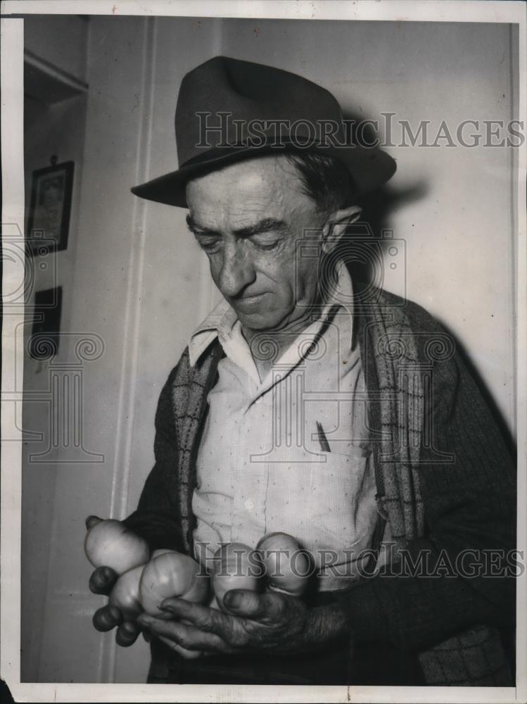 1938 Press Photo S.C. Bacon holding fresh tomatoes - Historic Images