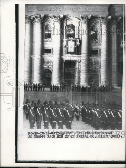 1958 Press Photo New Pope blessing crowd as troops face him in St. Peters Square - Historic Images