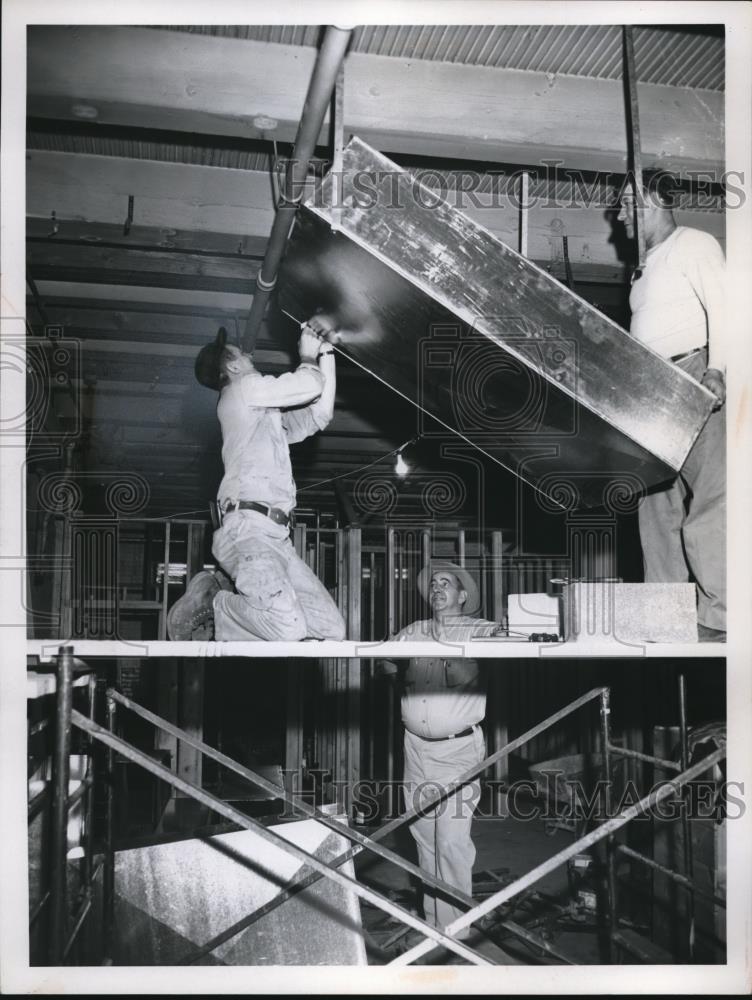 1960 Press Photo George Edwards directs Dan Piscuio and James Eaberfield - Historic Images