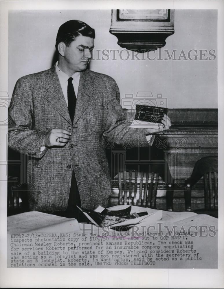 1953 Press Photo State Sen. William Weigand Inspecting Photostatic Check - Historic Images