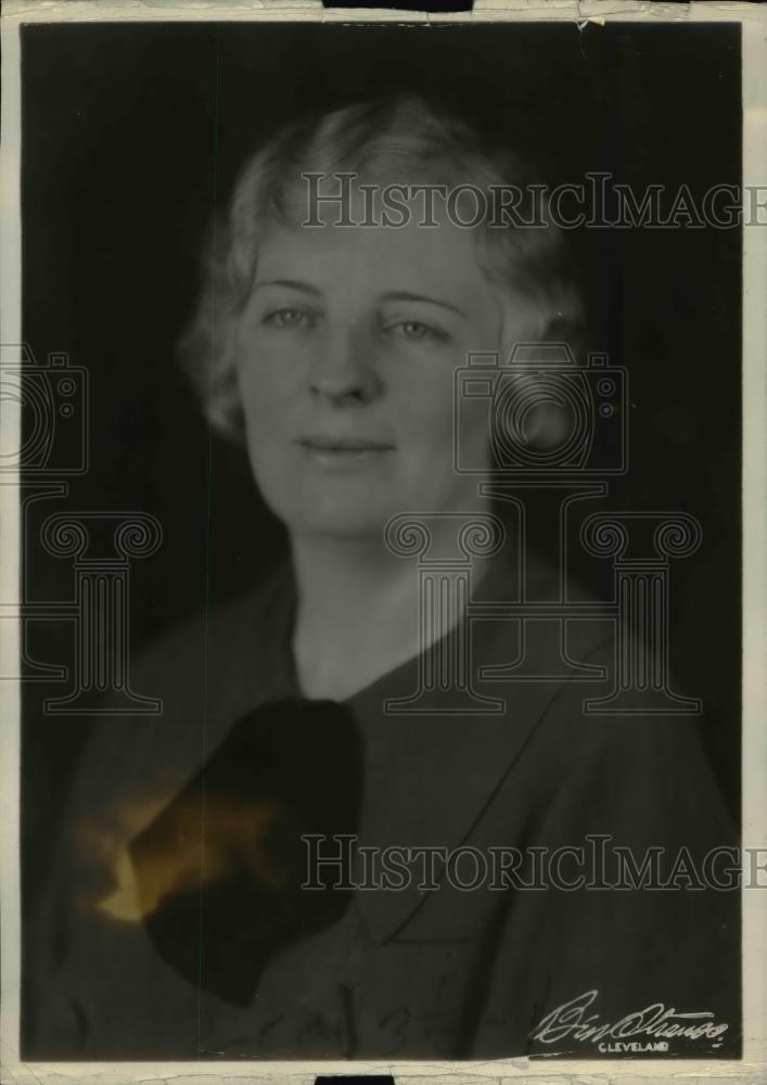 1935 Press Photo Mrs. Jay Hayes , member of the Holy Family Guild committee - Historic Images