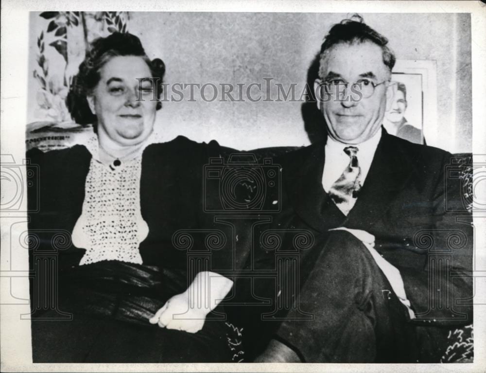 1943 Press Photo Mr and Mrs Thomas Sullivan, five sons lost on a - Historic Images