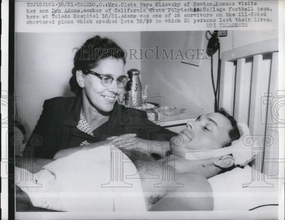 1960 Press Photo Toledo Ohio, Mrs Cleta Faye Widowsky visits her son Don Adams - Historic Images