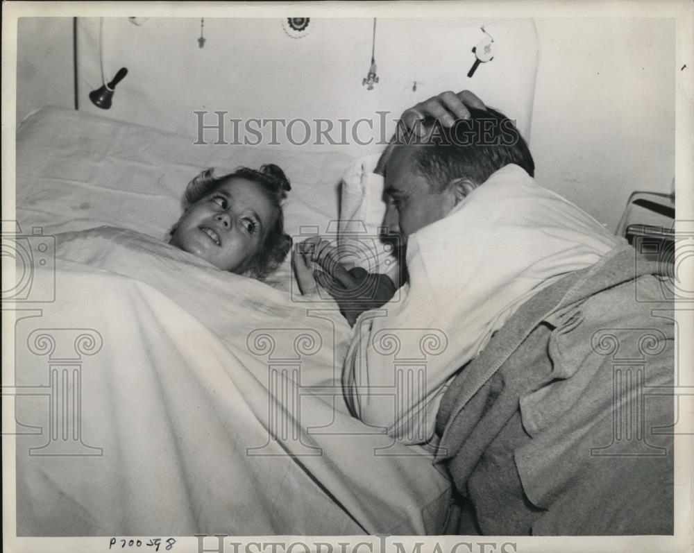 1943 Press Photo Evelyn Henderson Receives Skin from Lifer Daniel Donahue - Historic Images