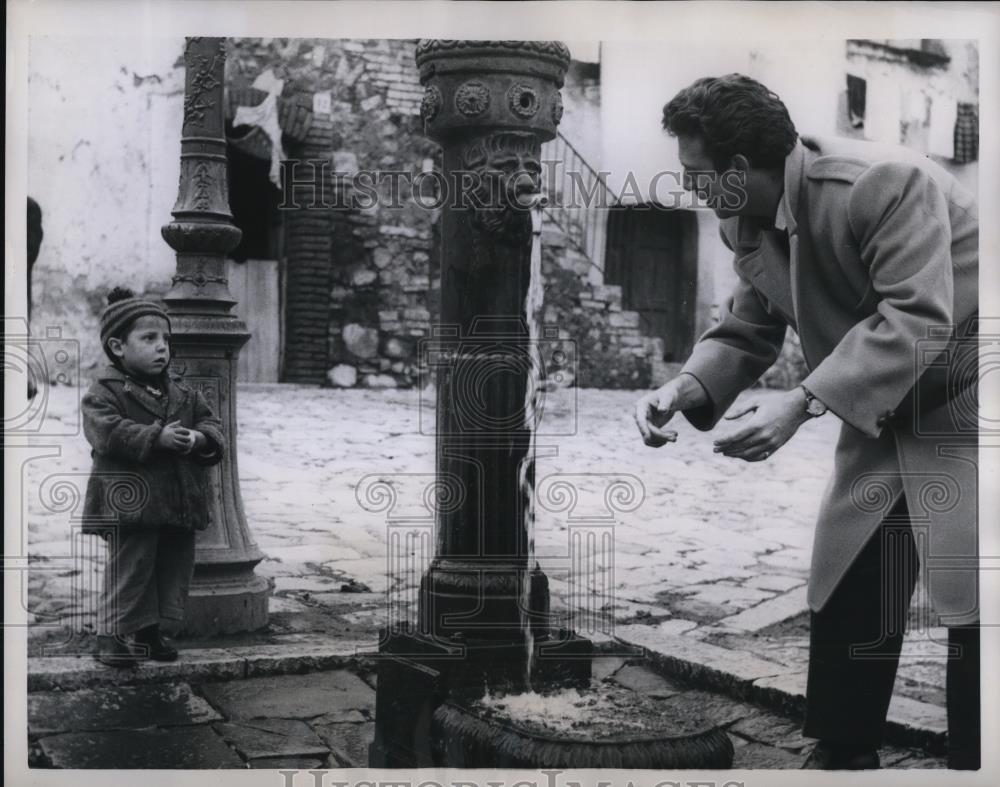 1958 Press Photo This Youngster Gazes Open-Mouthed At Tony - Historic Images