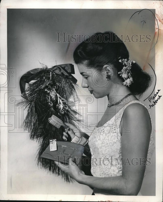 1951 Press Photo Purse, Comb and Mushes by Prophylactic Brush Company - Historic Images