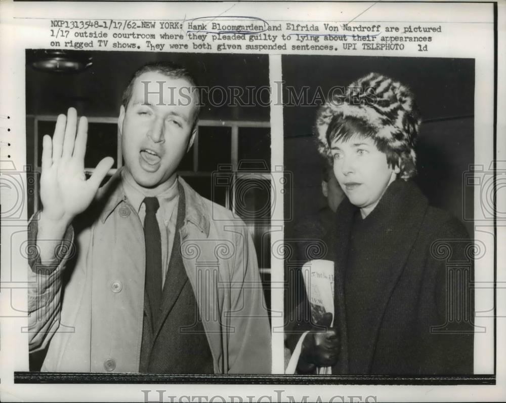 1962 Press Photo Hank Bloomgarden and Elfrida Von Nardroff After Pleading Guilty - Historic Images