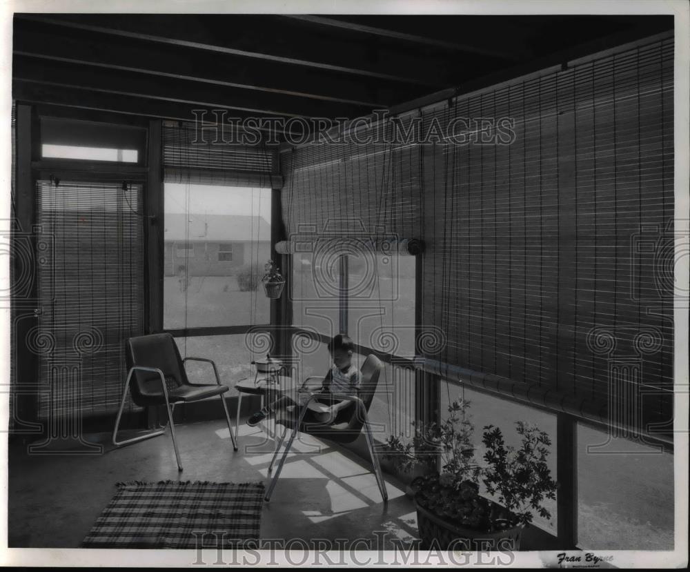 1954 Press Photo Pleasant summer room for small house - Historic Images