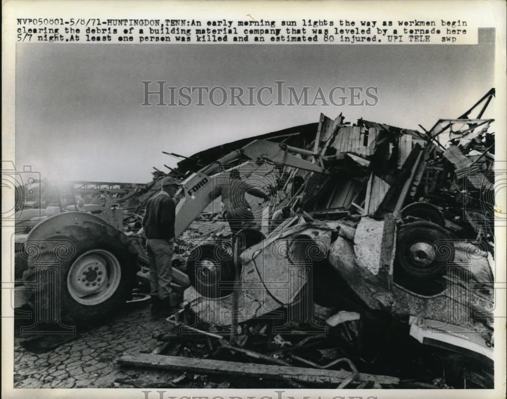1971 Press Photo Workmen on debris of building company by tornado in Huntingdon - Historic Images