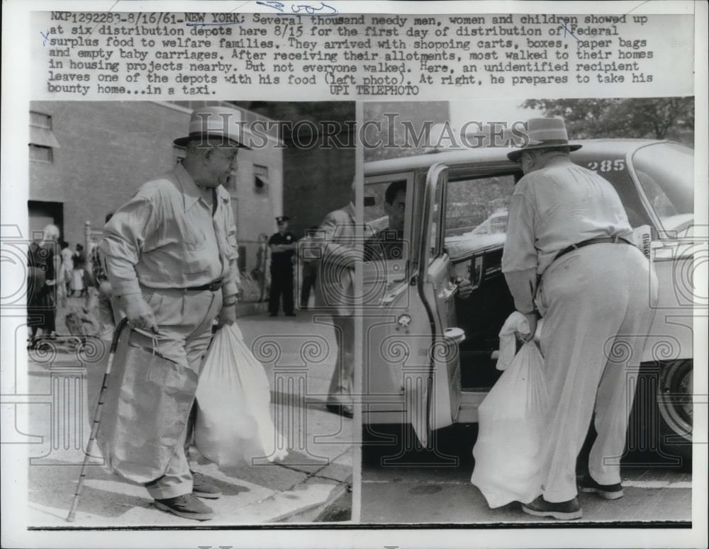 1961 Press Photo Lines of people for the distribution of federal surplus food - Historic Images