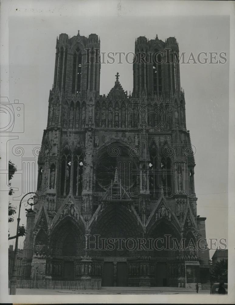 1946 Press Photo The famous Cathedral at Rheims, France - Historic Images