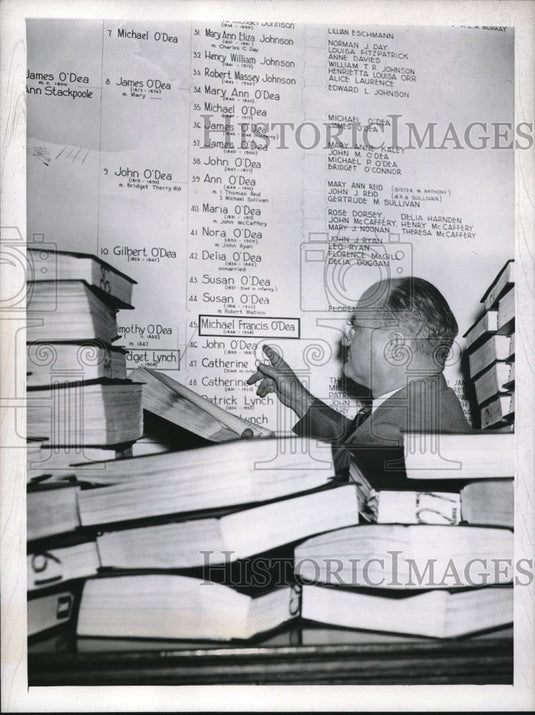 1943 Press Photo Superior Judge Frank G. Swain Reads Suit of Late Michael O'Dea - Historic Images