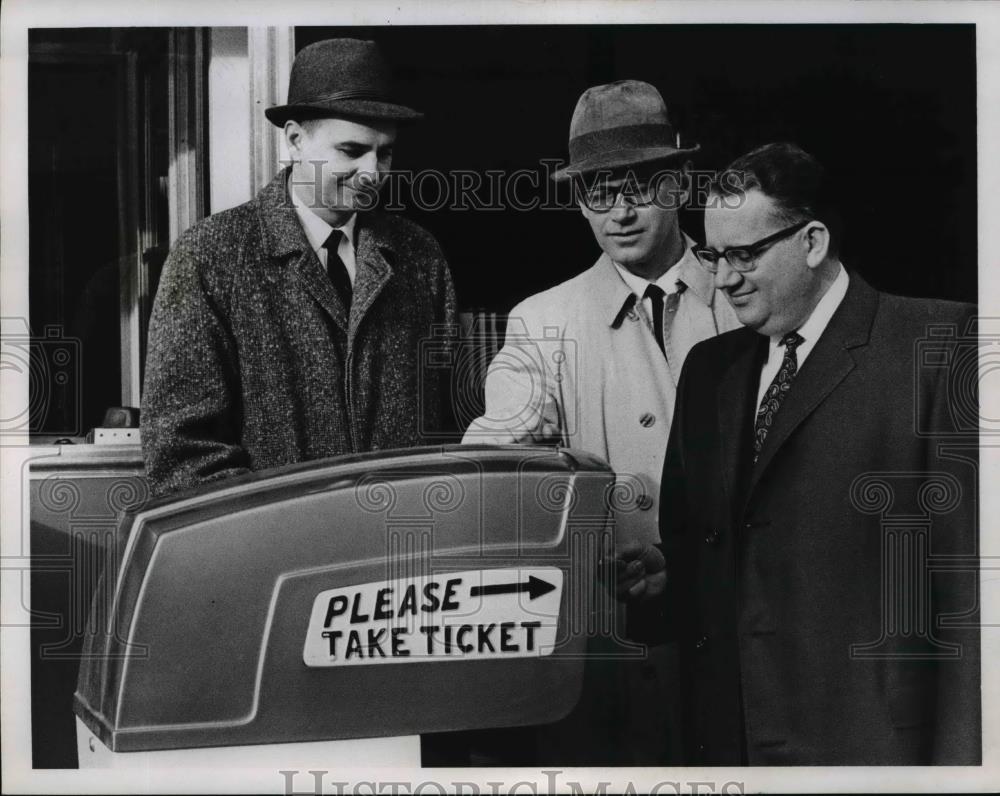 1967 Press Photo Mayor Robert Lawther receives first ticket to Municipal Garage - Historic Images