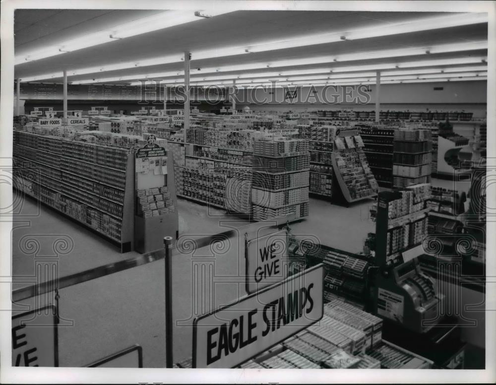 1958 Press Photo Store View of Park-n-Play Golden Gate Plaza. - Historic Images