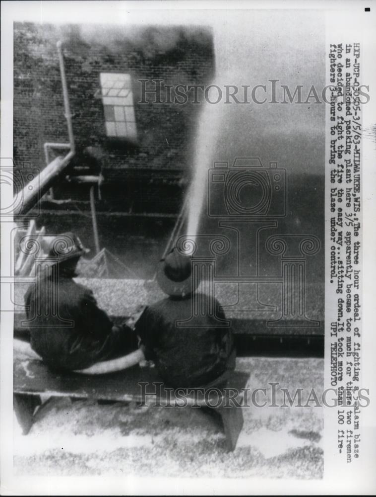 1963 Press Photo The three hour of fire fighting in the abandoned packing plant - Historic Images