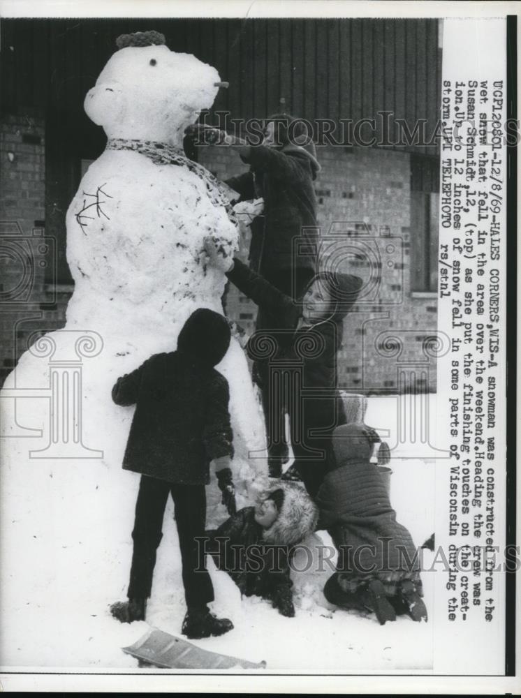 1969 Press Photo A snowman was constructed from the wet snow that fell in the - Historic Images