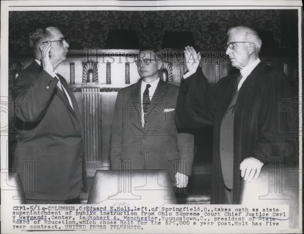 1957 Press Photo Columbus Ohio Edward E Holt takes oath as State Superintendent - Historic Images