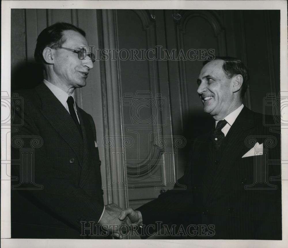 1946 Press Photo Alcide de Gasperi, Italian Prime Minister, is received by Joao - Historic Images