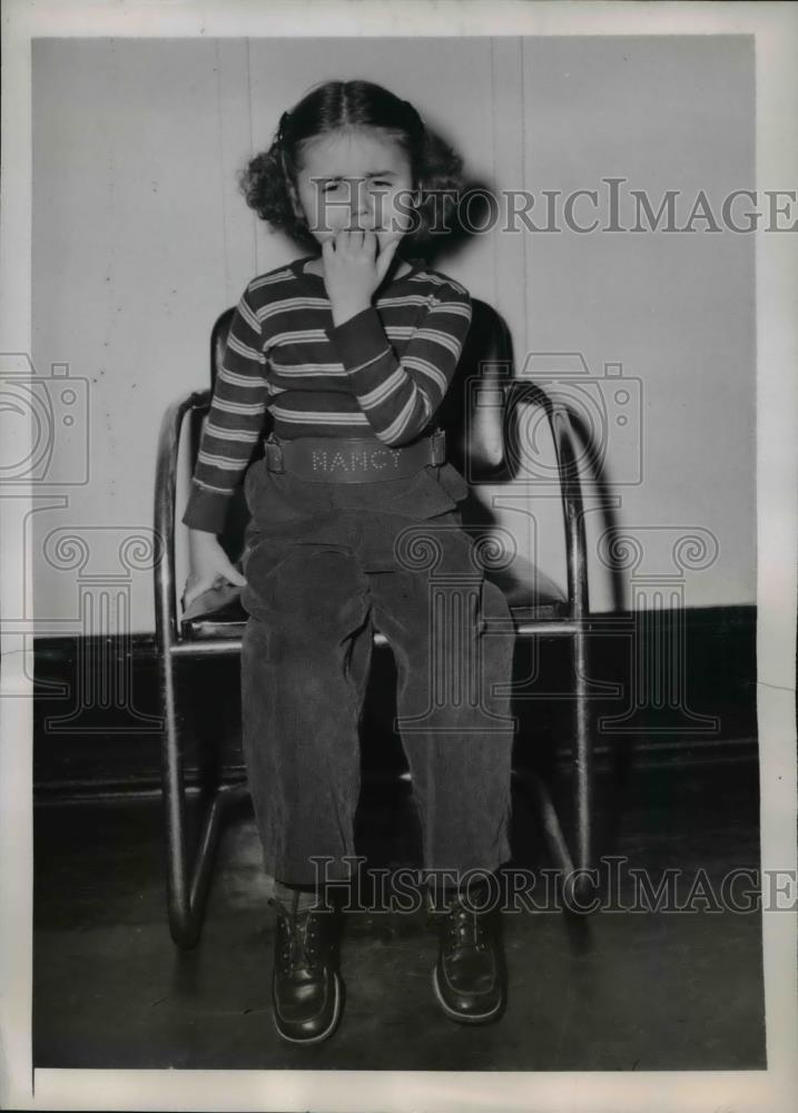 1950 Press Photo Nancy Williams worried about her dog - Historic Images