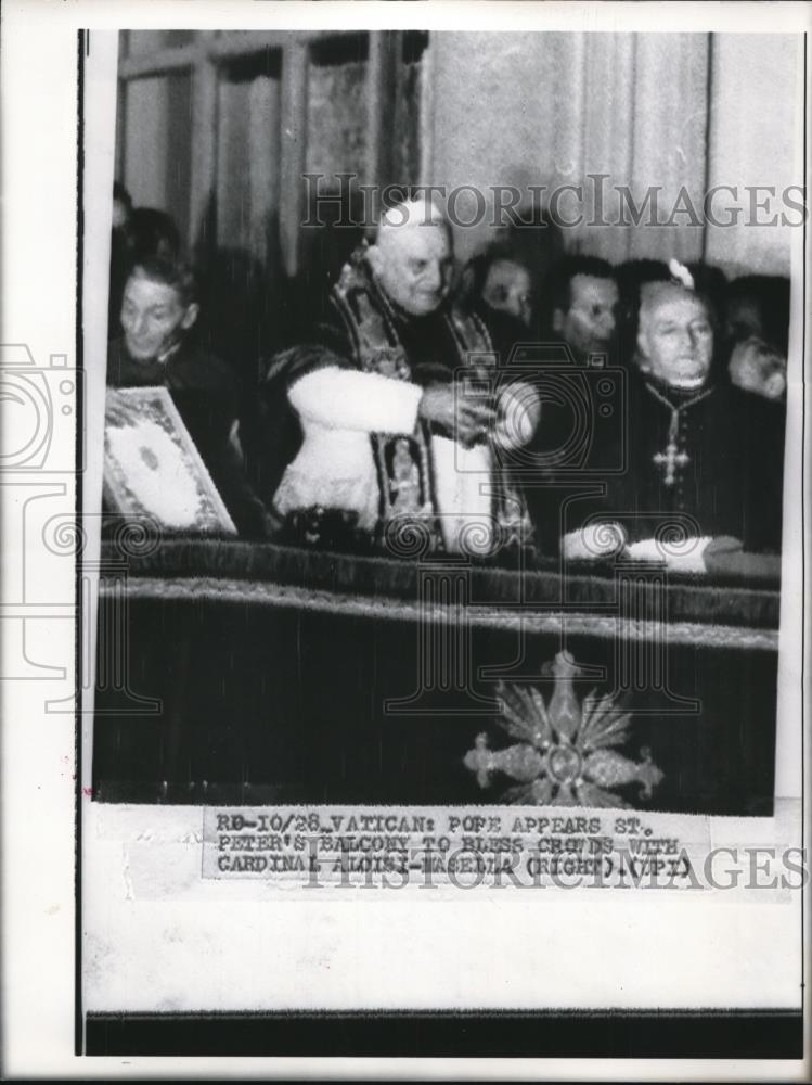 1958 Press Photo Pope appears at St. Peter&#39;s balcony to bless crowd - Historic Images