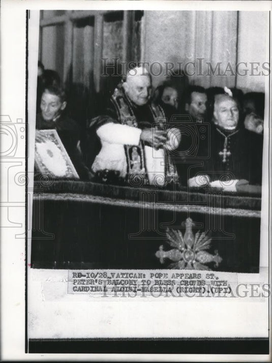 1958 Press Photo Pope appears at St. Peter's balcony to bless crowd - Historic Images