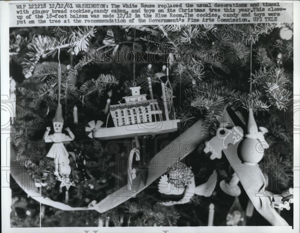 1961 Press Photo Wash DC Christmas tree decorated at White House - Historic Images