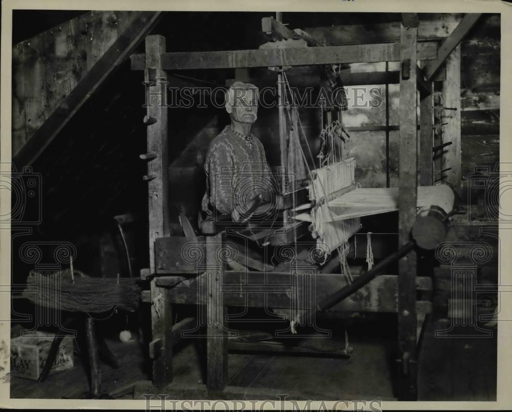 1935 Press Photo of Alec Macleod at work at his loom. The same loom his Father - Historic Images