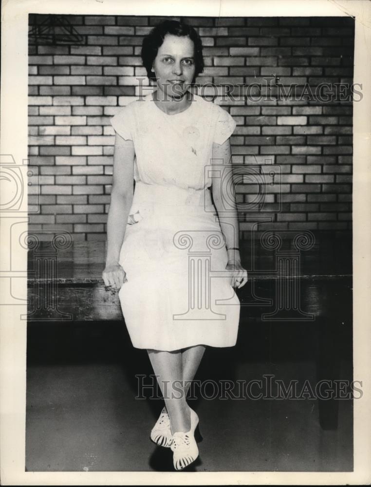 1935 Press Photo Miss Virginia Fisher, Science teacher in Northview High School. - Historic Images