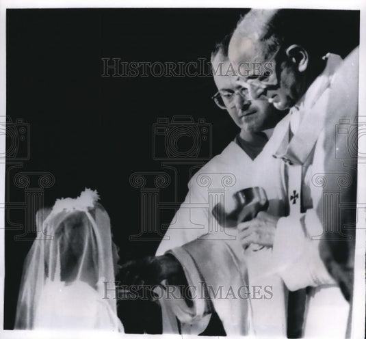 1970 Press Photo Manila Pope Paul VI communion for children at Rizal Park - Historic Images