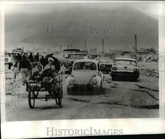 1970 Press Photo Refugees flee earthquake-shattered town in Chimbote, Peru - Historic Images