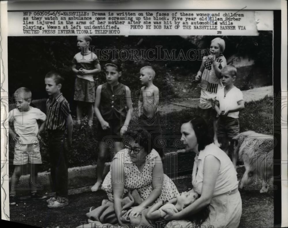 1959 Press Photo Ellen Surber in arms of mother after getting hit by automobile - Historic Images