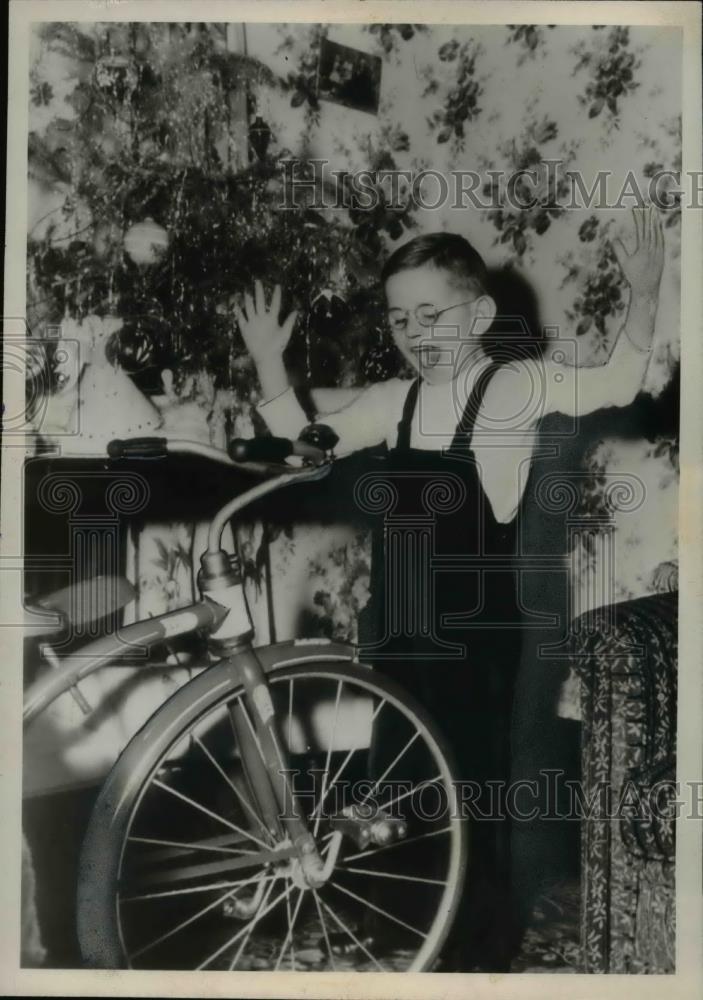 1948 Press Photo A New Sight for Tony Upton - Historic Images