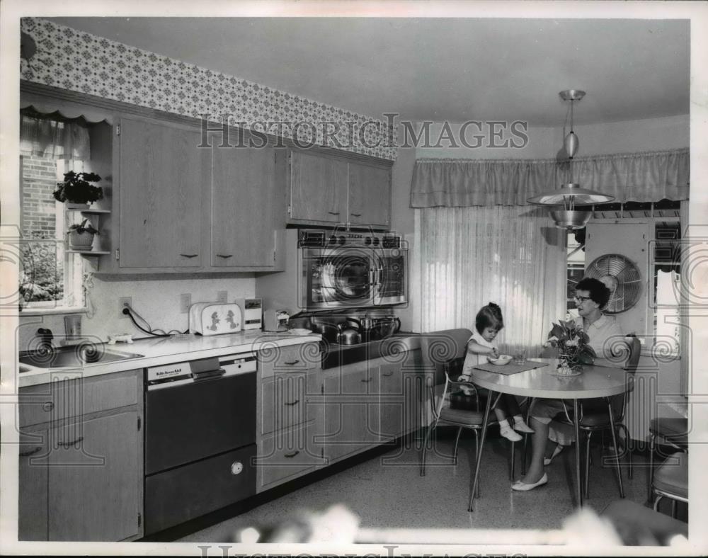 1952 Press Photo Mrs. W. A. Ursem, Adelaide and Karen Duffy, 2.At their Kitchen - Historic Images