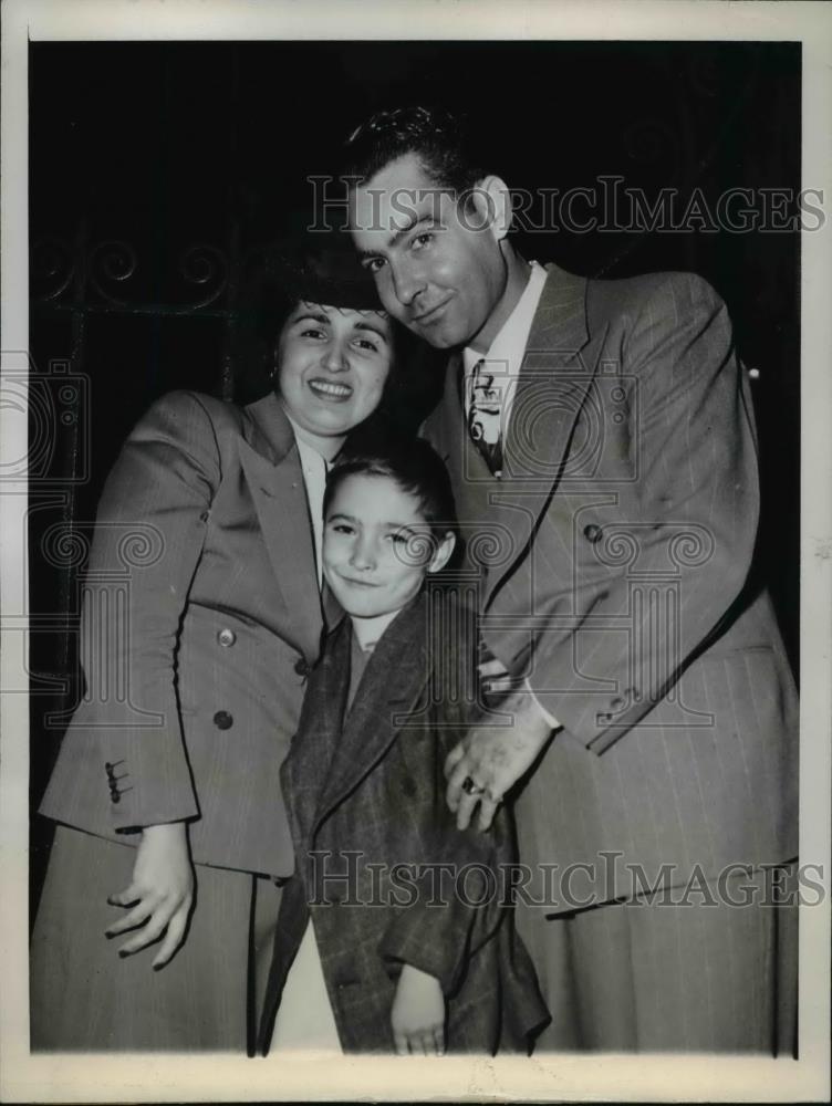 1946 Press Photo Antonio Paraskavakos with his parents, Louis and Irana - Historic Images