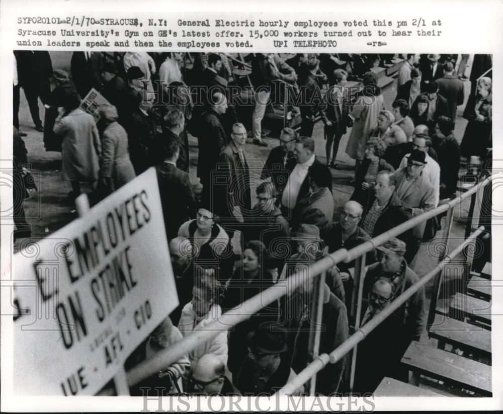 1970 Press Photo General Electric workers as leader speaks - Historic Images