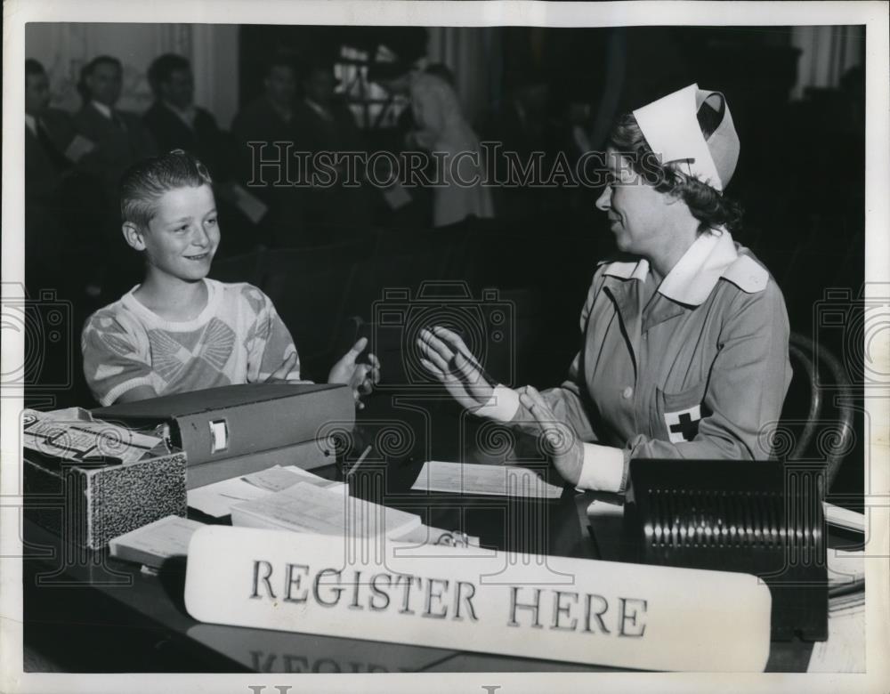 1951 Press Photo Larry Heidt age 12 &amp; Red Cross Mrs H Messinger - Historic Images