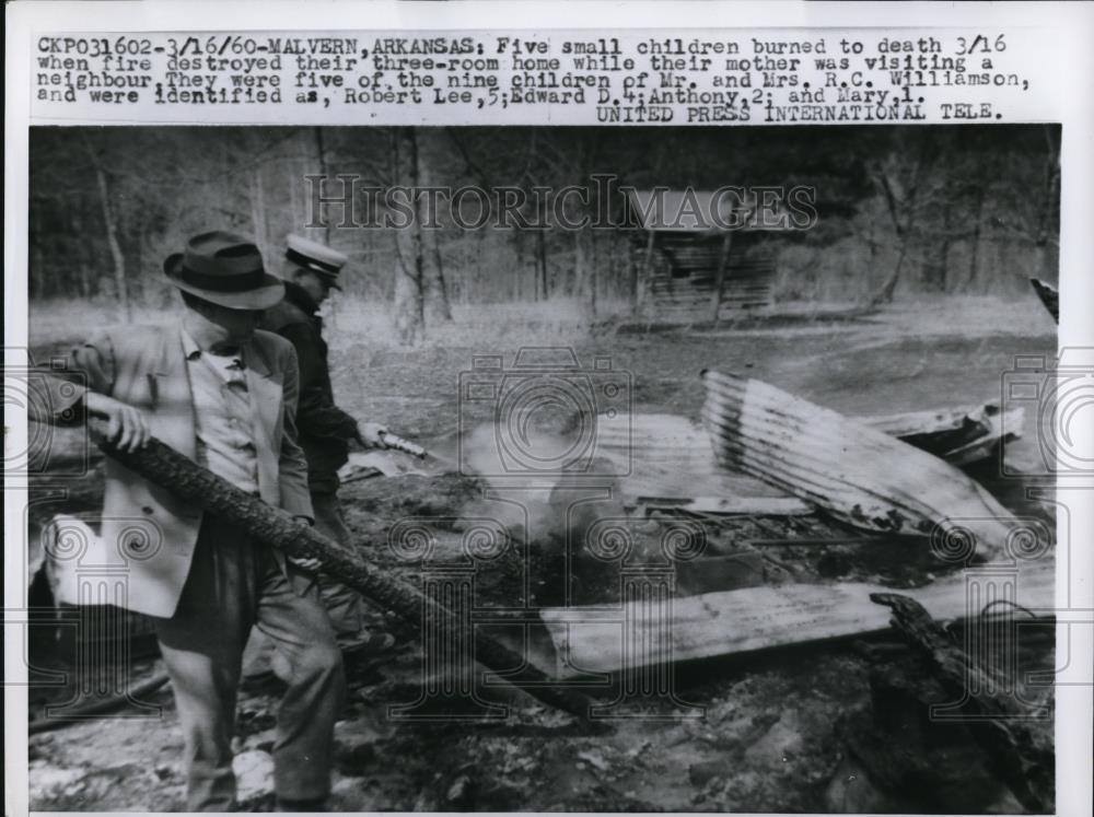 1960 Press Photo Malvern Ark, firemen at scene of blaze that killed 5 kids - Historic Images