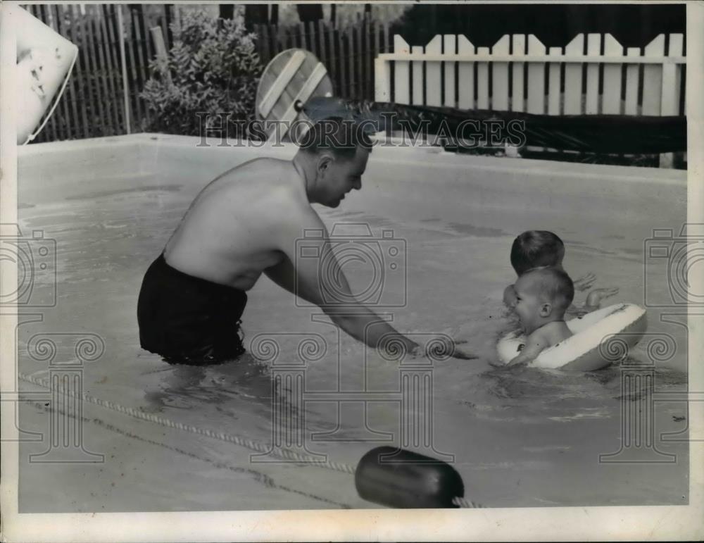 1958 Press Photo Harold C. Wiban &amp; Children Play in Pool, Westlake Cleveland - Historic Images