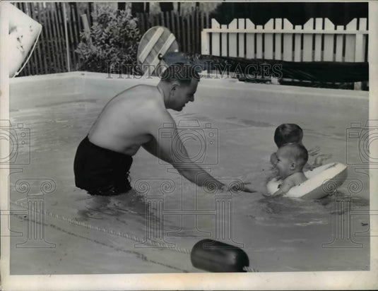 1958 Press Photo Harold C. Wiban & Children Play in Pool, Westlake Cleveland - Historic Images