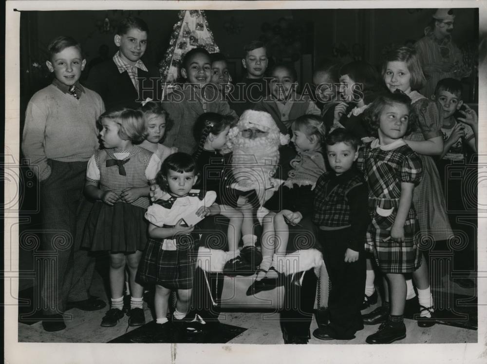 1951 Press Photo The Christmas Party at the Federal Reserved Bank - Historic Images