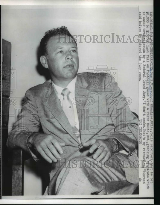 1958 Press Photo Sam Vierson as he talks to the reporters at Indianapolis - Historic Images