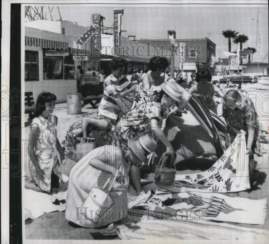 1962 Press Photo High School Girls from Montebelle Arrive at Beach to Sun - Historic Images
