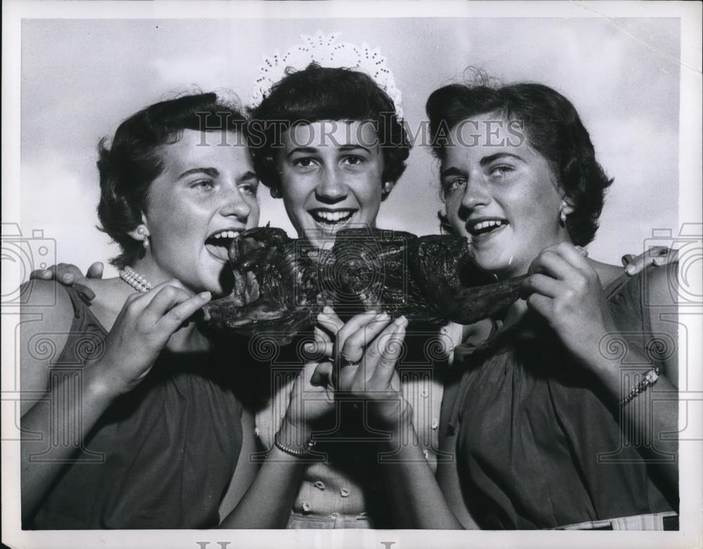 1954 Press Photo He. Graybill &amp; twins, Doris &amp; Arlene Funck sample barbecue - Historic Images