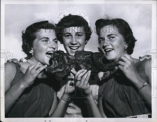 1954 Press Photo He. Graybill & twins, Doris & Arlene Funck sample barbecue - Historic Images