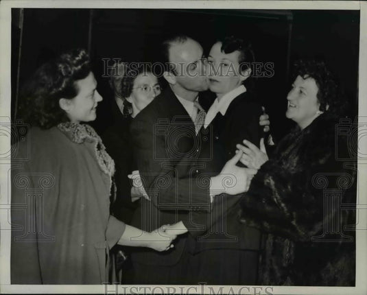 1946 Press Photo Mrs. Mary Drew, accused of slaying ex-sailor is kissed by her - Historic Images