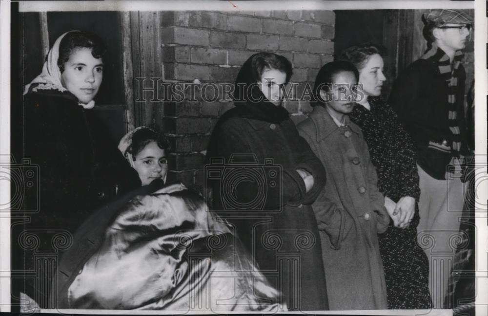 1958 Press Photo Springhill Nova Scotia relatives of mine diaster victims - Historic Images