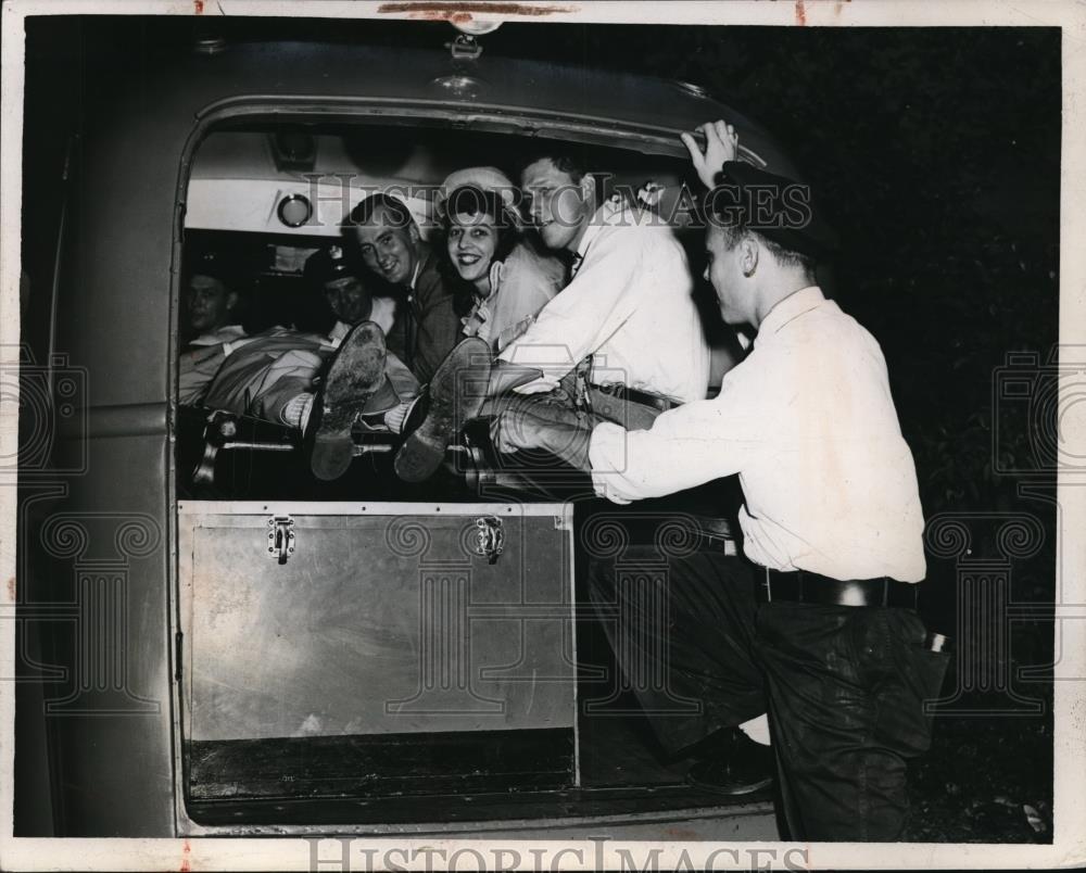 1948 Press Photo Dick Hannum Carl Groom Collapsed At Wedding Hospital Inhalator - Historic Images