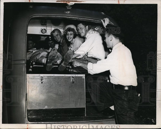 1948 Press Photo Dick Hannum Carl Groom Collapsed At Wedding Hospital Inhalator - Historic Images